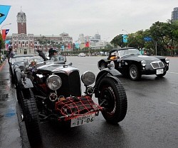 台湾の東日本大震災支援に感謝-クラシックカー60台勢ぞろい 台北