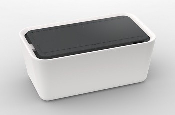 ケーブル類がすっきりまとまる、小型の収納ボックスとケーブルホルダー