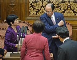 秘密保護法案:会期末迫り攻防激化 野党7党が緊急集会