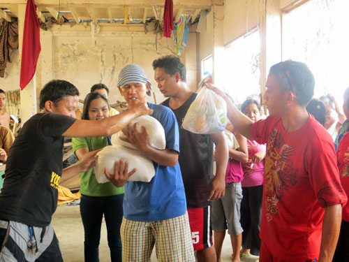 フィリピン奮闘「家、クリスマスまでに」 台風1カ月、深刻な爪跡