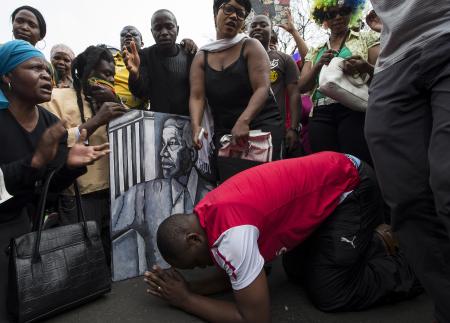 【マンデラ氏死去】 祈りの日、悼む国民 南ア