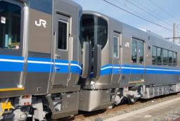 JR西日本、新型車両を報道陣に公開 事故教訓に安全装置を搭載