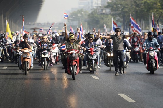 首相府前に２０万人＝反政府派デモ、最大規模に－タイ