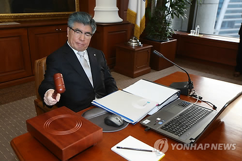 UPDATE 1-韓国中銀が政策金利を7カ月連続で据え置き、14年後半まで据え置く公算大