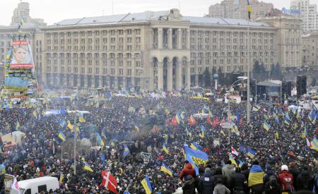 政権譲歩も20万人デモ=衝突で高官更迭-ウクライナ