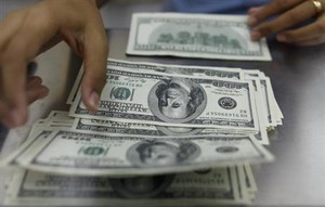 ドル小幅高、FOMC声明発表控え持ち高調整