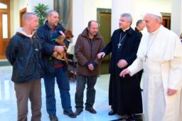 ローマ法王、誕生日の朝食会にホームレス男性ら招待