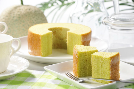 メロンピューレの入ったバウムクーヘン発売 - メロンの形をした1kgの商品も