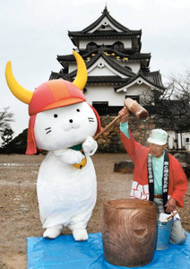新年用のもちをつくひこにゃん（彦根市の彦根城で）