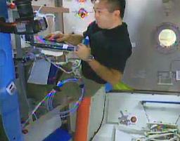 宇宙ステーション修理で船外活動 若田さんが支援