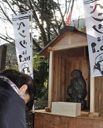 ボスザル:大分・高崎山自然動物園に「ベンツ」記念像