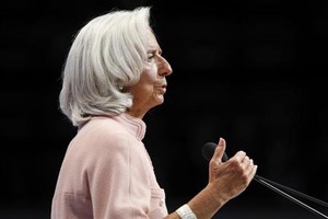 IMF、米経済成長率予想を引き上げへ