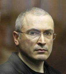 ロシア:恩赦で女性パンクバンドの２人釈放