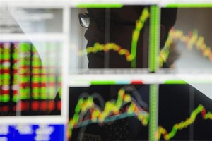 再送-米国株式市場=ダウ小反発し過去最高値更新、S&P総合500種は小幅続落