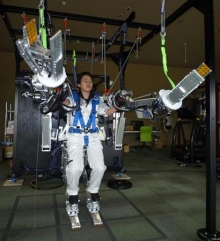 HOME > 企業・業界 > パナソニック、パワードスーツを世界初量産化 1着50万円...