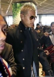 サッカー本田圭佑、ミラノへ出発 空港で声援に応える