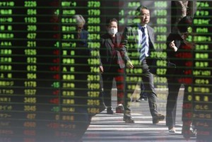 日本株反落で始まる、円安一服や連騰の反動-輸出や通信下げ