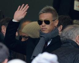 本田、ミランの試合をクラブ幹部とVIP席で観戦