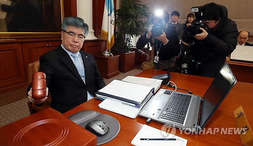 UPDATE 2-英中銀、政策据え置き ガイダンス修正めぐる手掛かり示さず