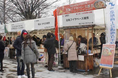 城下町しばた全国雑煮合戦:家族連れら２万人、舌鼓 ／新潟