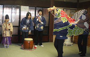 助っ人参加 初午次代へ 利賀の伝統行事