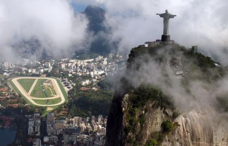 リオ巨大キリスト像に落雷、女性の頭にはハリネズミ落下