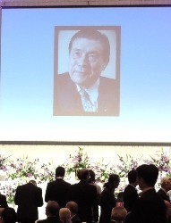 元横綱・大鵬:一周忌 ２００人しのぶ