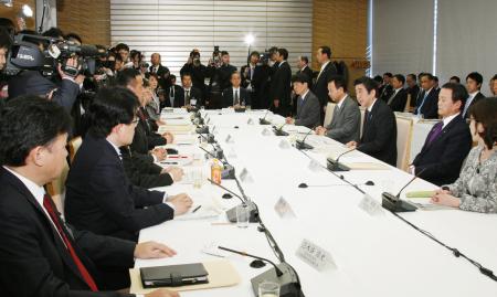 規制緩和し医療・介護を一体経営 成長戦略の改定方針