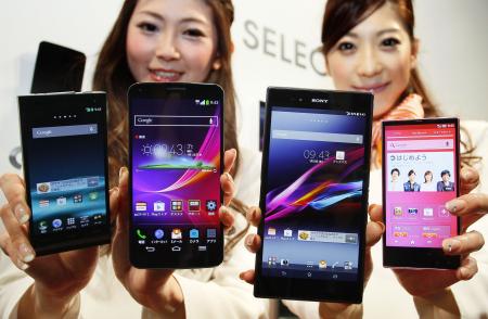 曲面スマホが初登場 au春モデルは大画面中心