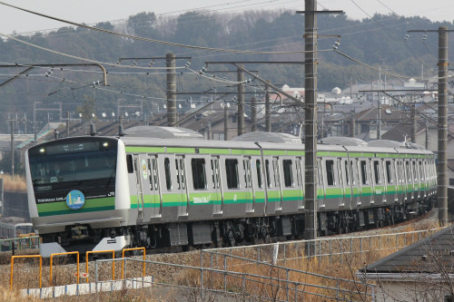 JR横浜線E233系の公開イベント開催 - 町田駅では小田急線も越える長い列が