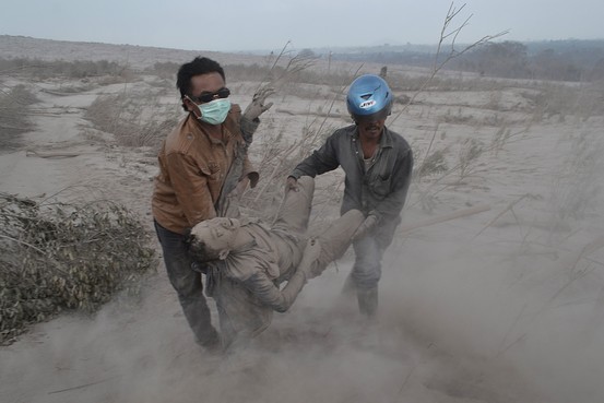 インドネシア:スマトラ島で噴火 高校生ら１６人死亡