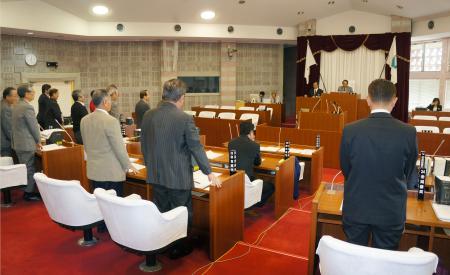移設撤回求め意見書 普天間 名護市議会が可決