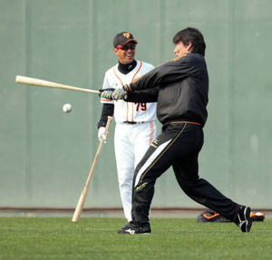 ゴジラ臨時コーチ爆笑劇場 初ノックでまさかの空振り