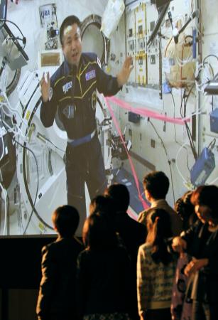 ISS交信:妨害させぬ 違法無線取り締まり−−警視庁など