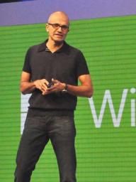 マイクロソフト、ゲイツ会長の退任発表 新CEOにナデラ氏