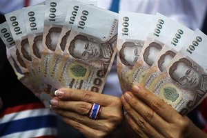 タイの政治的混乱、予算編成・コメ買い取り制度に波及