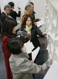 東証上場企業の純利益、2倍超 円安追い風の4~12月期