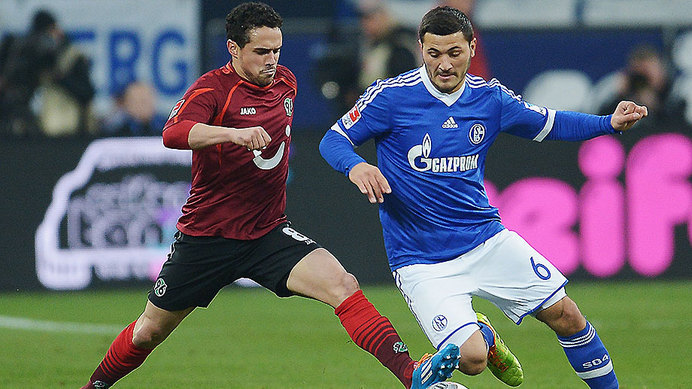 内田、アシストも脚負傷 サッカー・ドイツ1部