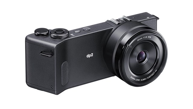 シグマから高級コンデジの新シリーズ dp Quattro 発表。三次元的グリップボディ+新世代Foveon採用