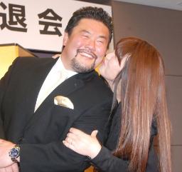 健介、爆笑引退会見「スノボをやりたい」