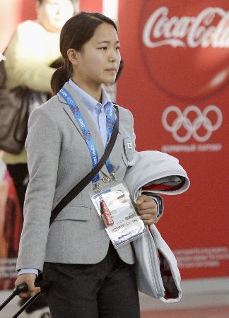 高梨「感謝と後悔の気持ち」 ジャンプ女子が帰国の途