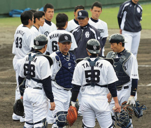 谷繁監督初陣白星 韓国・ＫＩＡ相手に大量９得点