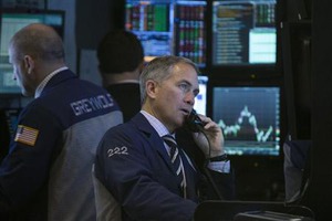UPDATE 2-米国株式市場＝下落、ＦＯＭＣ議事要旨の緩和縮小継続見通し嫌気
