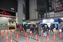 ［PS4］一般販売静かなスタート 寒空のアキバに列