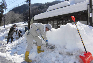大雪被害:知事、秩父市など視察 陸自災害派遣、要請の経緯を説明 /埼玉