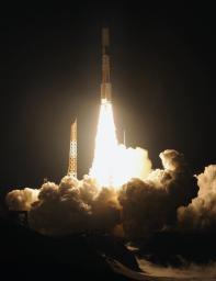 機体の移動を見守るケネディ大使(JAXA提供)