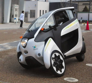 傾く車体 新感覚EV 豊田、アイロード公道走行