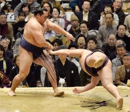 遠藤、日馬富士に挑むも黒星…綱とり鶴竜は連勝/春場所