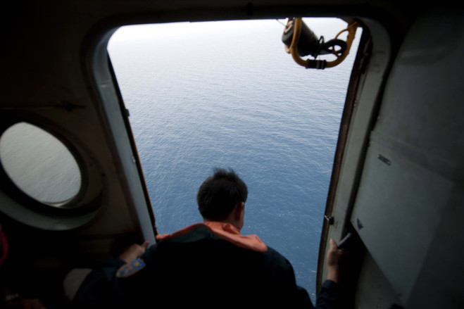 不明のマレーシア機、盗難旅券で搭乗した2人の写真公開