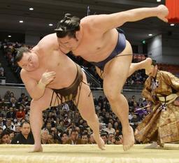 両横綱と大砂嵐が全勝キープ 遠藤は3連勝、琴奨菊が2敗目